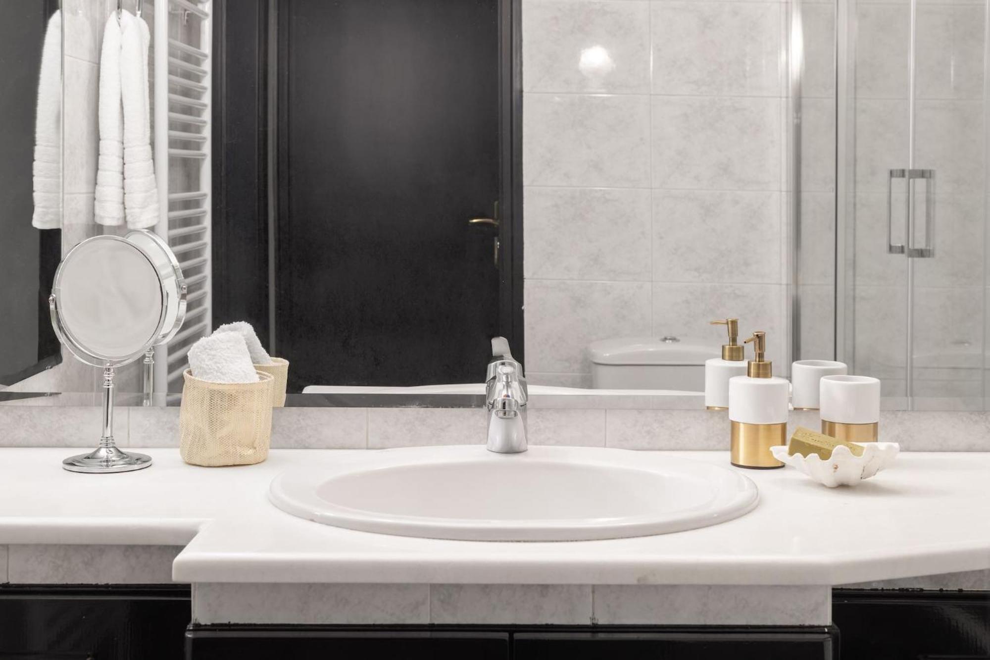 Fresh Detailed Stylish Apartment At Acropolis Athens Exterior photo